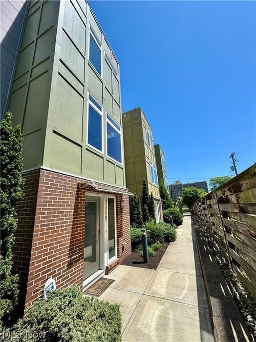 7309 Gateway Ct, Cleveland, OH, 44102-2086 | Card Image