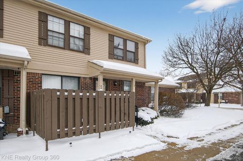 8092 Willow Ln, Warren, MI, 48093-1688 | Card Image