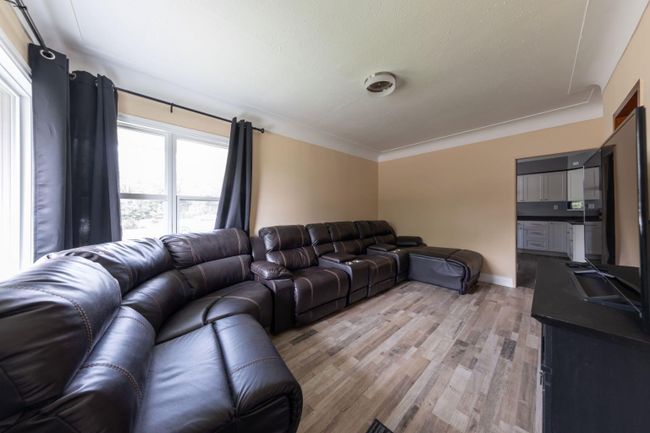 4736 43 Street, Home with 3 bedrooms, 1 bathrooms and 2 parking in Lloydminster SK | Image 5