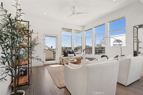 647 1st Pl, Hermosa Beach, CA, 90254-5202 | Card Image