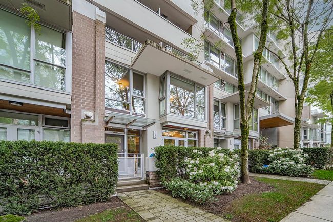 1683 W 8 Th Avenue, Townhouse with 3 bedrooms, 2 bathrooms and 2 parking in Vancouver BC | Image 1