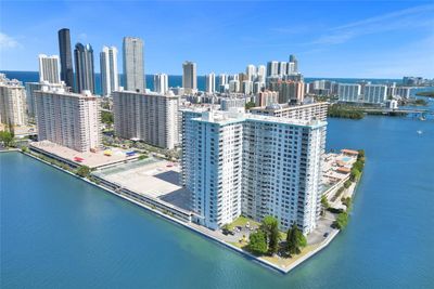 1701 - 301 174th St, Condo with 2 bedrooms, 2 bathrooms and null parking in Sunny Isles Beach FL | Image 1