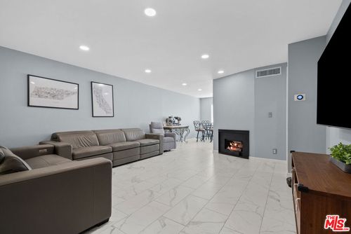 8024 Via Pompeii, Burbank, CA, 91504 | Card Image