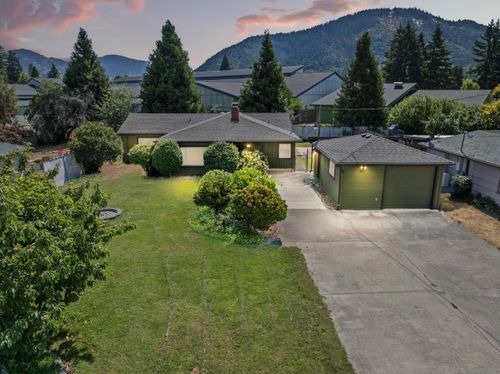 1611 Cloverlawn Dr, Grants Pass, OR, 97527-4962 | Card Image