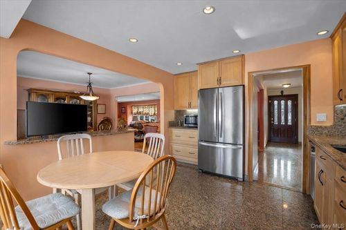 780 Regent Dr, Westbury, NY, 11590-5439 | Card Image