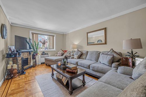 2433 Young Ave, Bronx, NY, 10469-5725 | Card Image