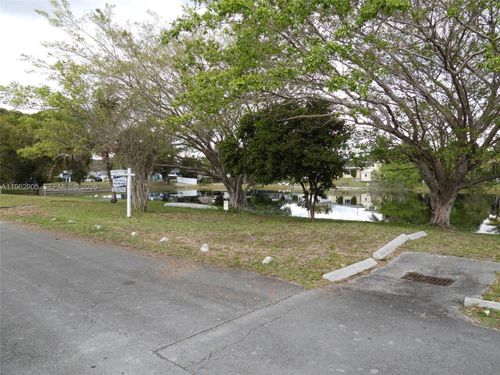 1040 Nw 149th St, Miami, FL, 33168-2024 | Card Image