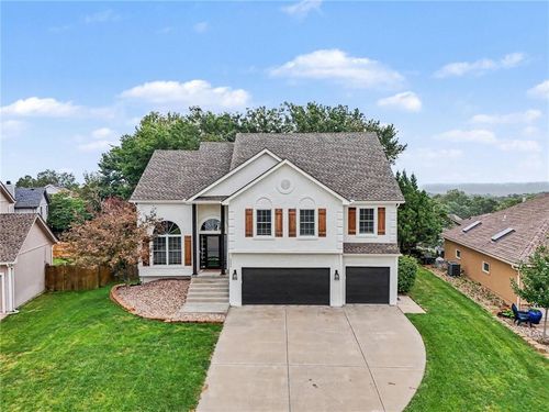 6275 Nevada Ave, Parkville, MO, 64152-3872 | Card Image