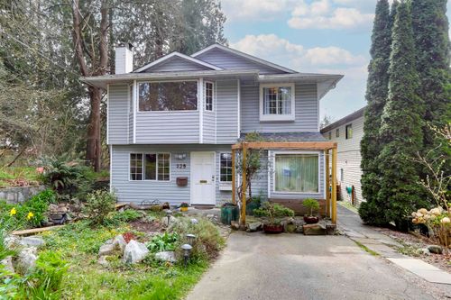 229 W 22nd St, North Vancouver, BC, V7M2A2 | Card Image