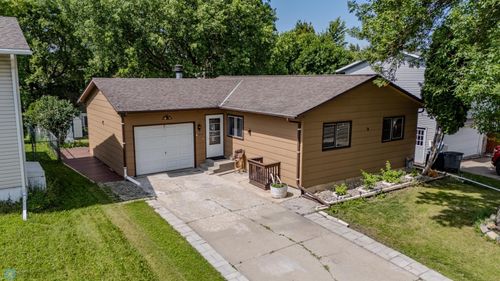 1813 29th Street Cir S, Moorhead, MN, 56560-3916 | Card Image