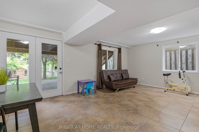 82 Rossmore Crt, House other with 3 bedrooms, 2 bathrooms and 2 parking in London ON | Image 32