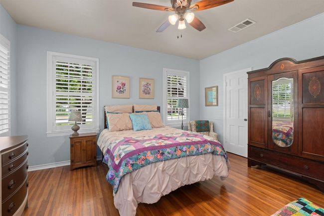 1922 W Lake Dr, House other with 3 bedrooms, 2 bathrooms and 6 parking in Taylor TX | Image 22