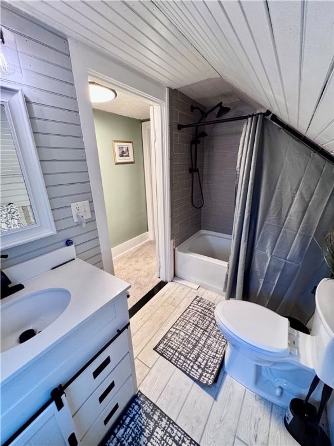 Upstairs Full Bath | Image 21