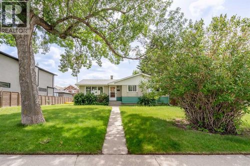 1015 32 Ave Nw, Calgary, AB, T2K0B2 | Card Image