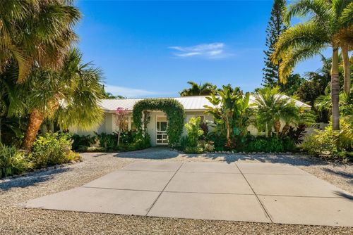 207 Peacock Ln, HOLMES BEACH, FL, 34217-1802 | Card Image