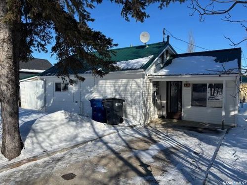 714 1 St S, Kipling, SK, S0G2S0 | Card Image