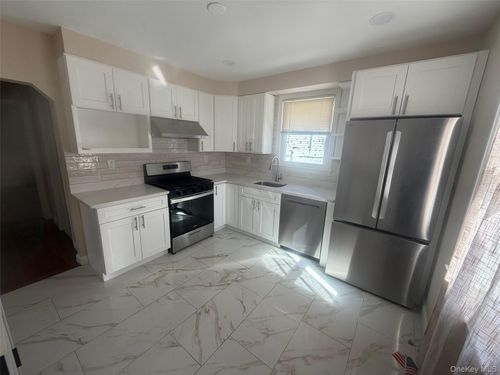 73 Willoughby Ave, Hicksville, NY, 11801-1338 | Card Image