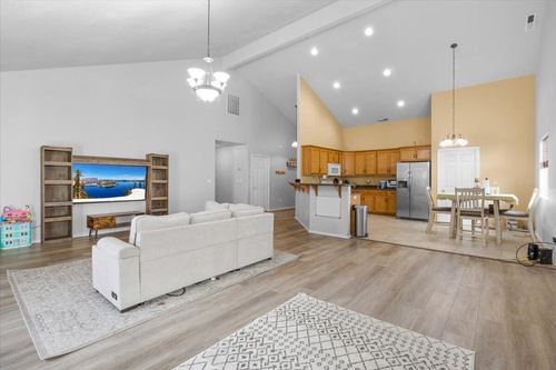 1049 Worchester Dr, Medford, OR, 97501-2372 | Card Image