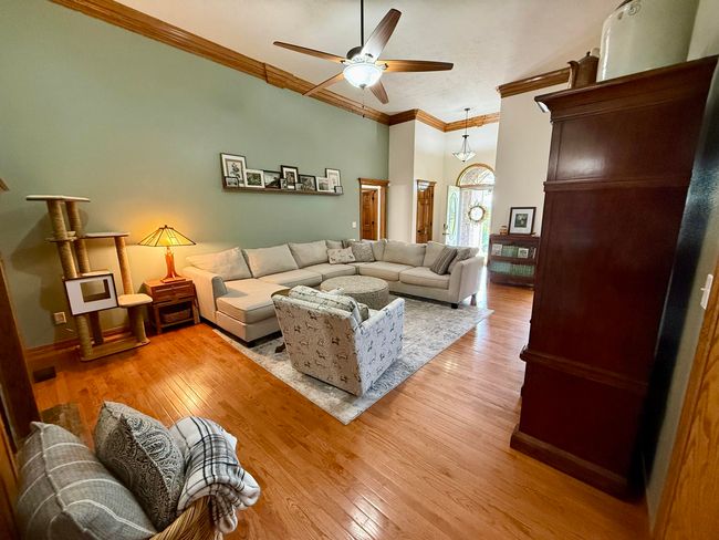Large Living Room | Image 9