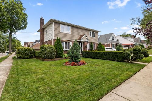 218 Bryant Ave, New Hyde Park, NY, 11040-2806 | Card Image
