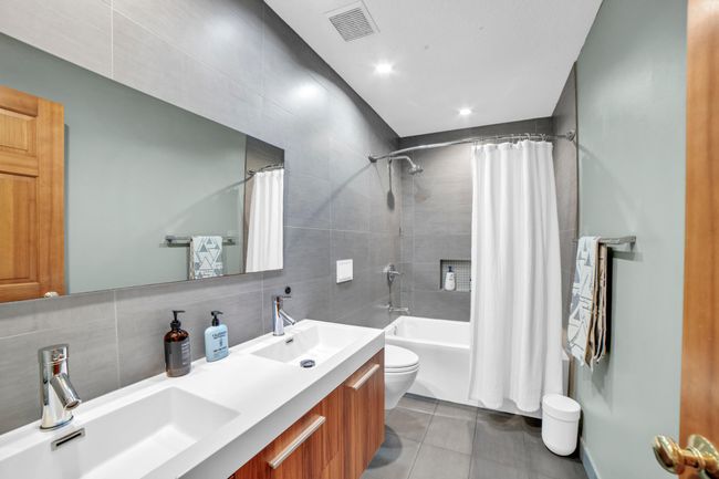 Upper level bathroom | Image 32