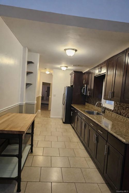 688 E 230th St, Bronx, NY, 10466-3869 | Card Image