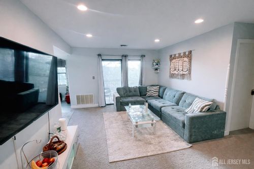 23-C Powderhorn Ct, Woodbridge, NJ, 07095-1405 | Card Image