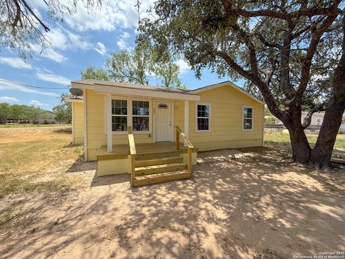 303 Davis Ave, Devine, TX, 78016-1603 | Card Image