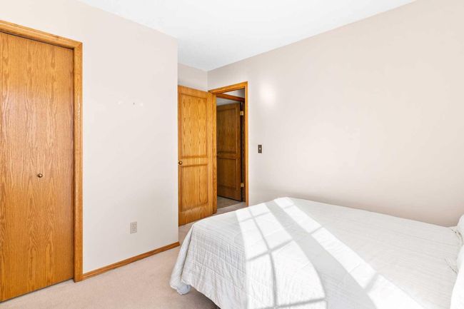 1038 Shawnee Rd Sw, Home with 3 bedrooms, 3 bathrooms and 4 parking in Calgary AB | Image 26