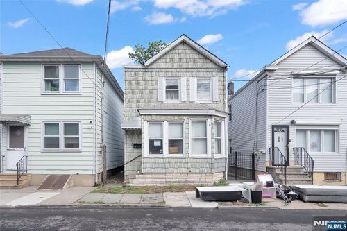 88 Komorn St, Newark, NJ, 07105-3413 | Card Image