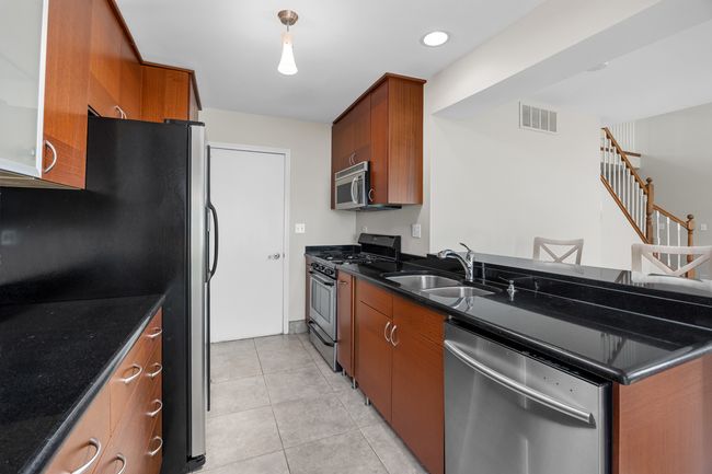 905 Huntington Dr, Townhouse with 2 bedrooms, 3 bathrooms and 2 parking in Elk Grove Village IL | Image 8