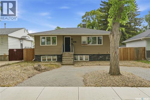 818 Grandview St W, Moose Jaw, SK, S6H5L8 | Card Image