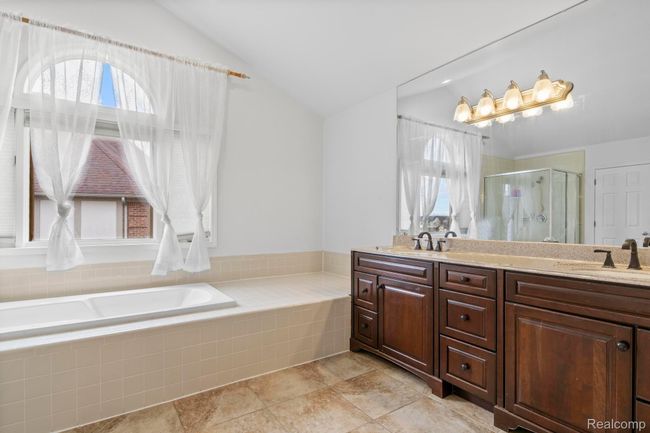 PRIMARY BATHROOM | Image 31