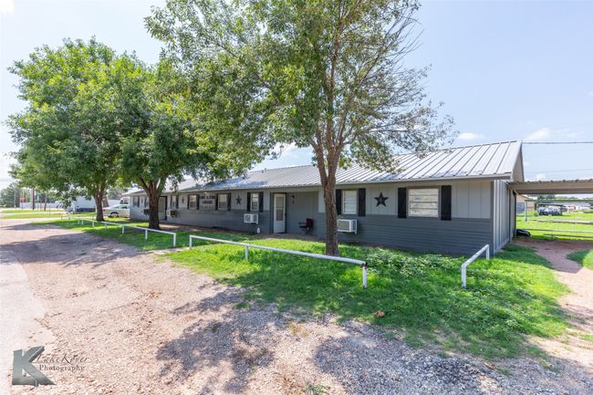500 S 7 Th St, Home with 16 bedrooms, 8 bathrooms and 8 parking in Haskell TX | Image 5