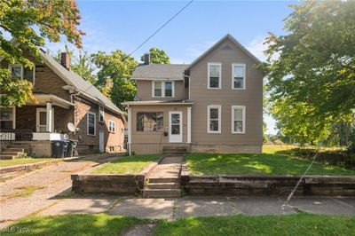 View of front facade featuring a front yard | Image 1