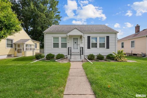 1037 Holmes St, Bettendorf, IA, 52722-4841 | Card Image
