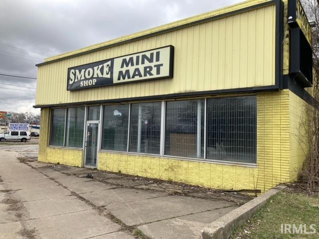 1712 Lincoln Way E, South Bend, IN 46613