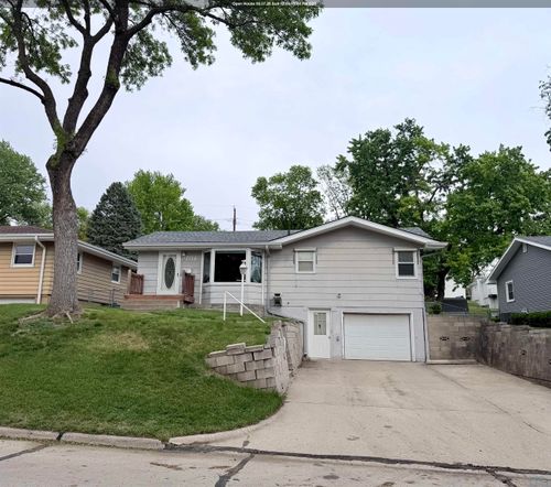 2704 S Cecelia St, Sioux City, IA, 51106-3251 | Card Image