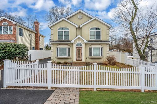 18 E Lyons St, Huntingtn Sta, NY, 11747-1124 | Card Image