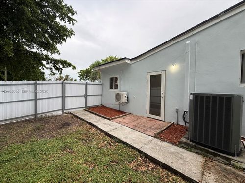 0-840 N 70th Way, Hollywood, FL, 33024-7324 | Card Image