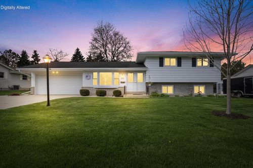 W174N9433 Devon Wood Road, Menomonee Falls, WI, 53051 | Card Image