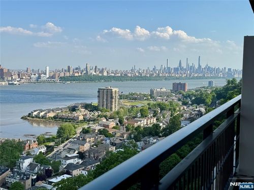 4 Horizon Rd, Fort Lee, NJ, 07024-6743 | Card Image