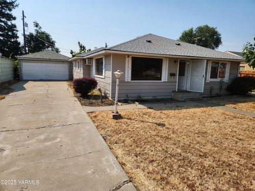 516 W 3rd Ave, Toppenish, WA, 98948-1611 | Card Image