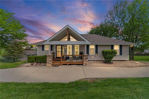 7525 N Amity Ave, Parkville, MO, 64152-1975 | Card Image