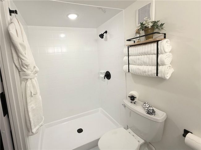 APT-7-202 - 650 E Greenwich Ave, Condo with 2 bedrooms, 2 bathrooms and 2 parking in West Warwick RI | Image 9