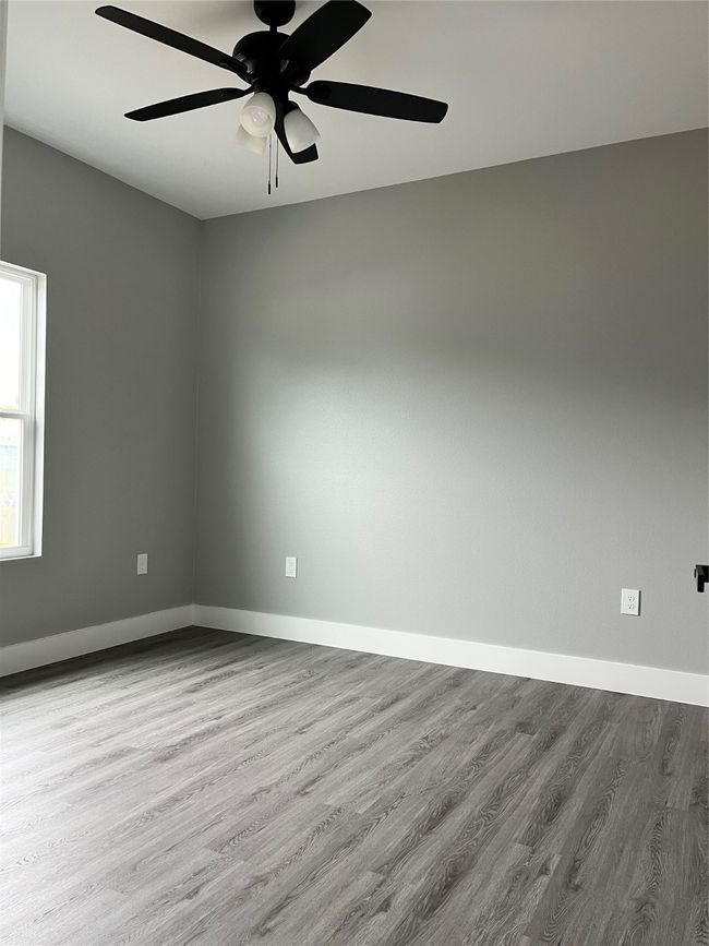 Unfurnished room featuring a ceiling fan and wood finished floors | Image 18