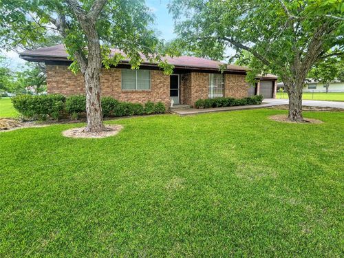 704 S Pecan, Moulton, TX, 77975-4923 | Card Image