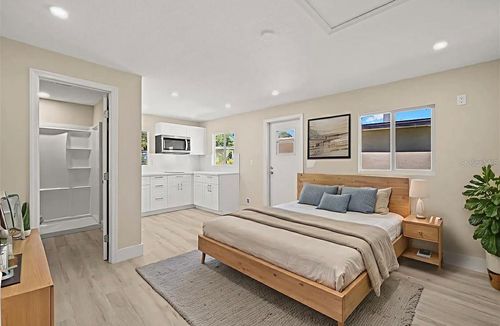 4135 Des Moines St Ne, Saint Petersburg, FL, 33703-5440 | Card Image