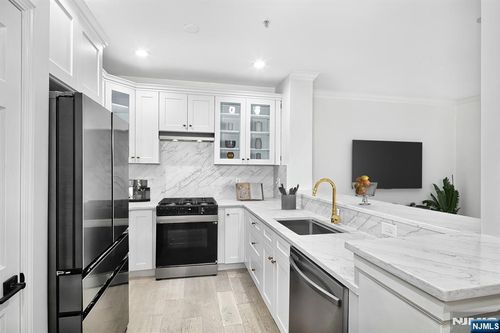 121 Abbie Ct, Guttenberg, NJ, 07093-8377 | Card Image