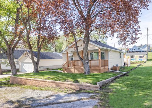 1124 Walnut St, Buffalo, IA, 52728-7795 | Card Image